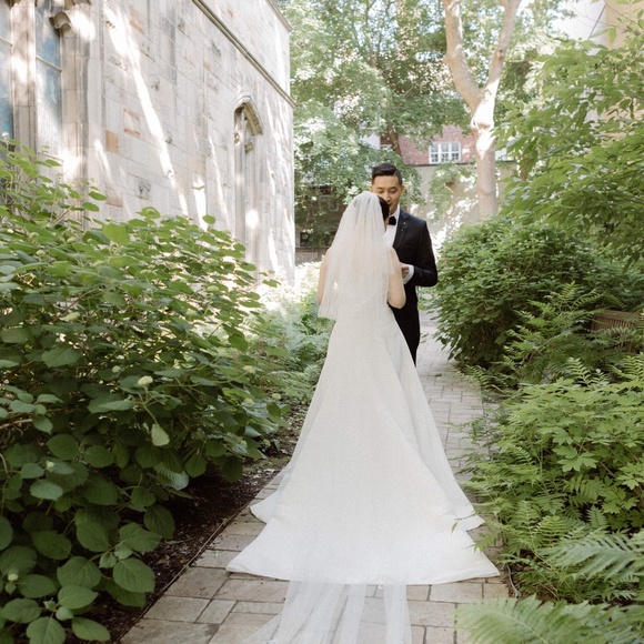 Oscar de la Renta Wedding Gown - Picture 9 of 11